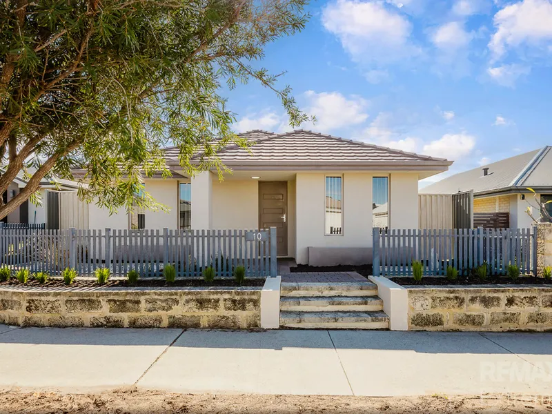 First home buyer receiving keys to Perth property, Acquire Smart Property Alliance